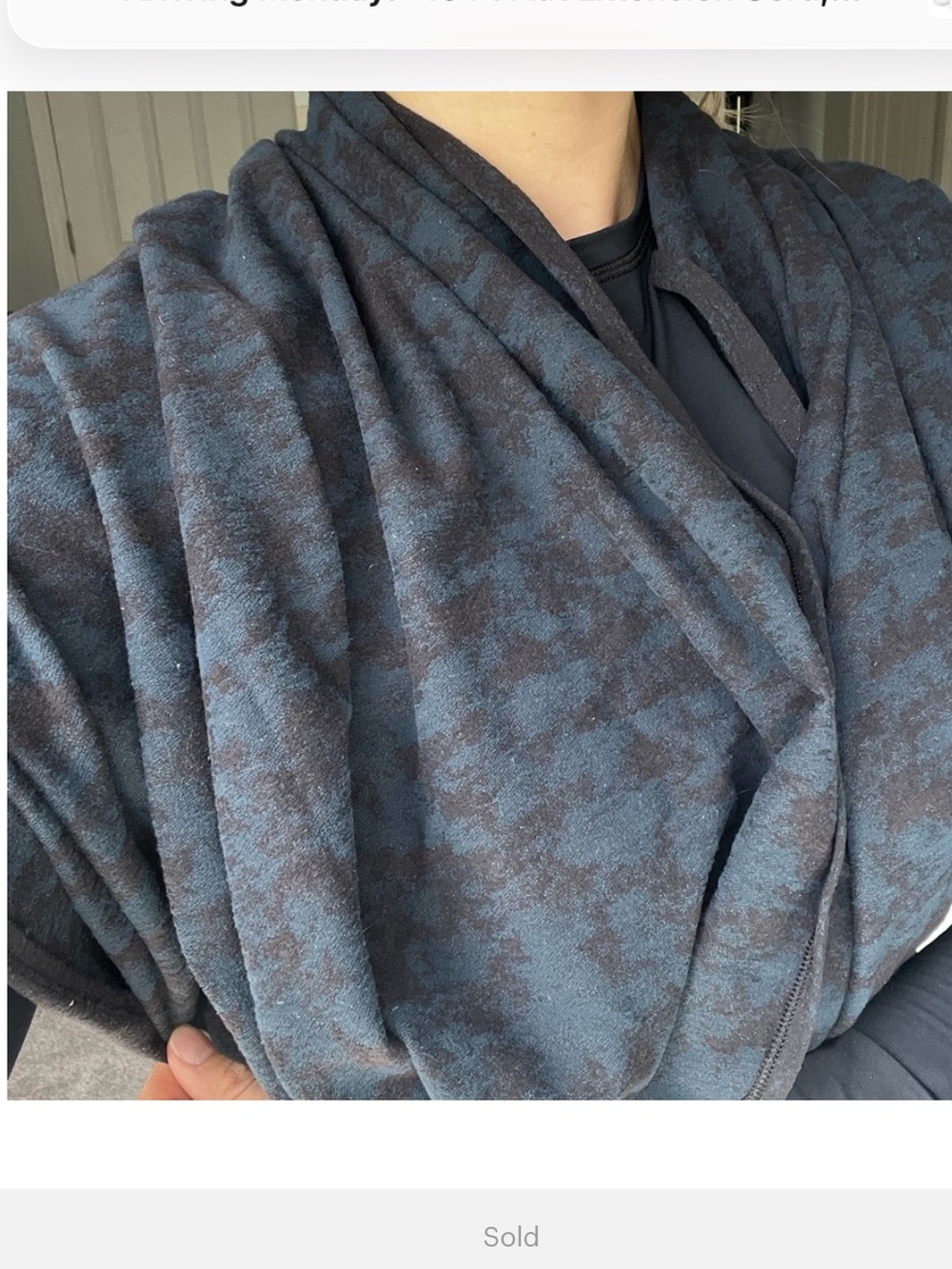 Lululemon customizable snap scarf in blue/black print